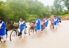 बारिश के दिनों में जान जोखिम में डालकर स्कूली बच्चे जा रहे पढ़ाई करने
