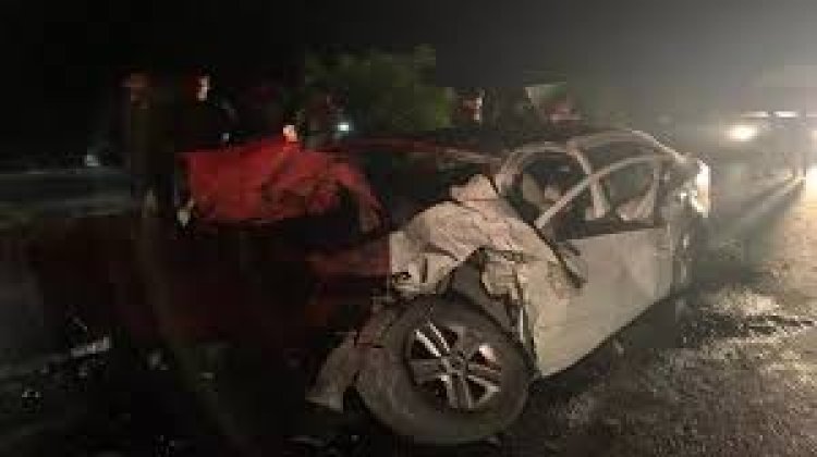 अहमदाबाद में हादसा, दो युवकों की मौत:कार डिवाइडर तोड़कर हवा में उछली, दूसरी ओर से आ रही एक्टिवा से टकराई, नशे में था ड्राइवर