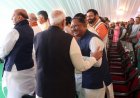 एक बार फिर दिखा मंच पर खास आत्मीयता : आत्मीय अंदाज में पीएम मोदी ने थामा सीएम साय का हाथ,पूछा काफी देर तक हाल चाल