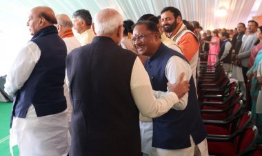 एक बार फिर दिखा मंच पर खास आत्मीयता : आत्मीय अंदाज में पीएम मोदी ने थामा सीएम साय का हाथ,पूछा काफी देर तक हाल चाल