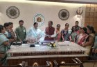 जशपुर विधायक रायमुनी भगत के नेतृत्व में आंगनबाड़ी कार्यकर्ता सहायिका संघ के 14 सदस्यीय टीम ने विधानसभा पहुंच मुख्यमंत्री,वित्त मंत्री और महिला व बाल विकास विभाग मंत्री से सौजन्य मुलाकात कर विभिन्न मांगों के संबंध में सौंपा ज्ञापन