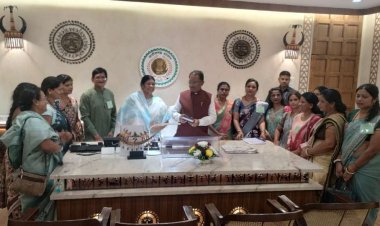 जशपुर विधायक रायमुनी भगत के नेतृत्व में आंगनबाड़ी कार्यकर्ता सहायिका संघ के 14 सदस्यीय टीम ने विधानसभा पहुंच मुख्यमंत्री,वित्त मंत्री और महिला व बाल विकास विभाग मंत्री से सौजन्य मुलाकात कर विभिन्न मांगों के संबंध में सौंपा ज्ञापन