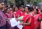 विभिन्न लंबित मांगों को पूरा कराने के लिये हुए अनोखे हड़ताल के कारण समस्त आंगनबाड़ी केन्द्रो मे लटका रहा ताला : जीने लायक वेतन की मांग और पदाधिकारियो पर हो रही बर्खास्तगी की कार्यवाही को वापसे लेने जैसे प्रमुख मांगें के समर्थन पर कार्यकर्ताओं और सहायिकाओं ने जमकर किया हल्ला बोल