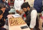 कलेक्टर रोहित व्यास ने विद्यार्थियों संग खेला शतरंज