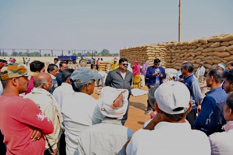 मंत्री गजेन्द्र यादव ने बिरेझर उपार्जन केन्द्र में किसानों से ली धान खरीदी की जानकारी….