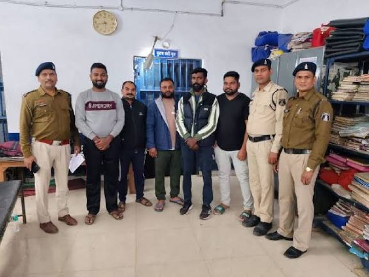 जमीन कारोबारियों के प्रदर्शन पर पुलिस की सख्त कार्रवाई