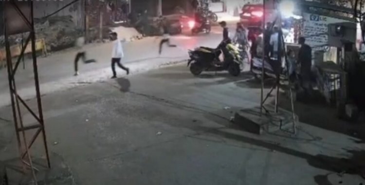 CG – चाकूबाजी से फिर दहला उठी राजधानी : युवकों ने एक दूसरे को सड़क पर दौड़ाकर मारा, इलाके में दहशत का माहौल