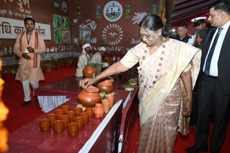 जनजातीय परंपराओं और संस्कृति पर आधारित भव्य प्रदर्शनी का राष्ट्रपति द्रौपदी मुर्मु ने किया अवलोकन