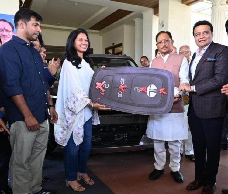 छत्तीसगढ़ की बेटी आकांक्षा ने बढ़ाया प्रदेश का मान, सीएम साय ने किया सम्मान, भेंट की टाटा सिएरा कार