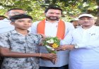 सुशासन तिहार : मुख्यमंत्री साय ने मेधावी छात्र गिरवर को किया सम्मानित