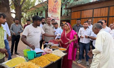 बीजेपी की ऐतिहासिक जीत पर मुख्यमंत्री निवास बगिया में भव्य जश्न, मुख्यमंत्री की धर्मपत्नी श्रीमती कौशल्या साय ने कार्यकर्ताओं को झालमुरी बांटकर खुशी जाहिर कर दी बधाई....