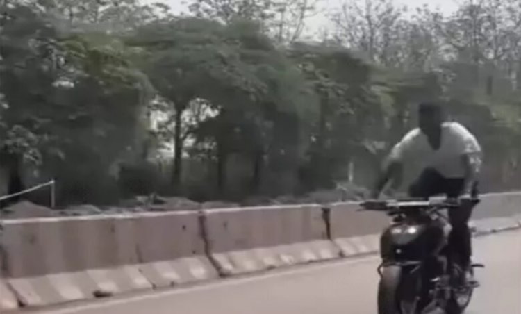 रायगढ़ में युवक का खतरनाक बाइक स्टंट: VIDEO वायरल, पुलिस ने लगाई फटकार और कटाया चालान