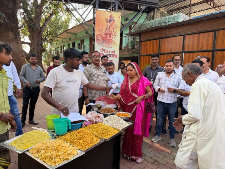 बीजेपी की ऐतिहासिक जीत पर मुख्यमंत्री निवास बगिया में भव्य जश्न, मुख्यमंत्री की धर्मपत्नी श्रीमती कौशल्या साय ने कार्यकर्ताओं को झालमुरी बांटकर खुशी जाहिर कर दी बधाई....