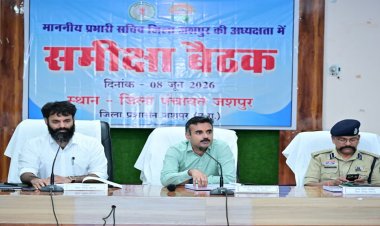 प्रभारी सचिव अंकित आनंद ने की जिले के विकास कार्यों की व्यापक समीक्षा