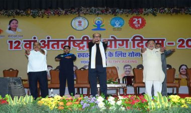 रायपुर कृषि विश्वविद्यालय में राज्यपाल डेका, विधायक और कलेक्टर ने किया योग