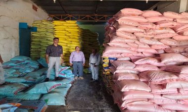 मुख्यमंत्री हेल्पलाइन की शिकायत पर कृषि विभाग की बड़ी कार्रवाई, अधिक कीमत पर खाद बेचने वाले विक्रय केंद्र पर छापा, 3219 बोरी उर्वरक जब्त, केंद्र सील