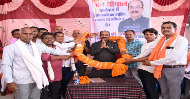 उप मुख्यमंत्री साव ने 5 गांवों में लगाई चौपाल, 56 लाख के विकास कार्यों की घोषणा की, युवाओं को दिए क्रिकेट किट