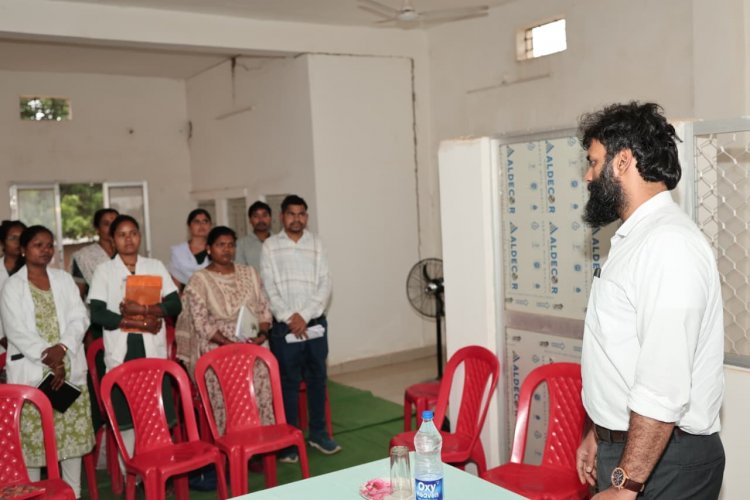 ग्रामीण स्वास्थ्य सेवाओं की गुणवत्ता सुनिश्चित करने कलेक्टर ने उप स्वास्थ्य केंद्र रौनी का किया निरीक्षण