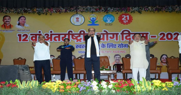 रायपुर कृषि विश्वविद्यालय में राज्यपाल डेका, विधायक और कलेक्टर ने किया योग