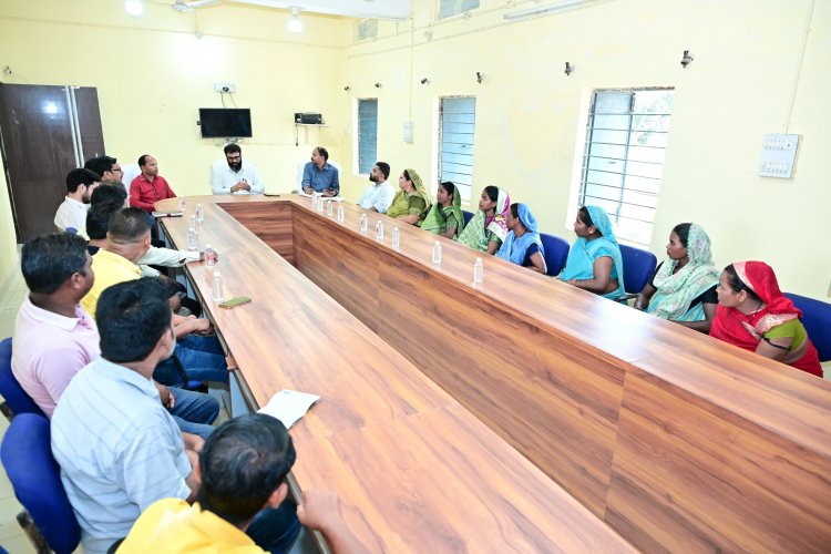 जशपुर में विकास की ट्रिपल स्पीड: स्मार्ट बस स्टैंड, किसानों को यूरिया पर बड़ी राहत और जनप्रतिनिधियों के साथ सीधे संवाद में एक्शन मोड में दिखे कलेक्टर रोहित व्यास