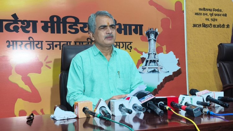 महादेव ऑनलाइन सट्टा एप के कथित संचालक सौरभ चंद्राकर तथा कांग्रेस के कोषाध्यक्ष रामगोपाल अग्रवाल की गिरफ्तारी के बाद भारतीय जनता पार्टी ने कांग्रेस पर भ्रष्टाचार, वित्तीय अनियमितताओं और कथित घोटालों को लेकर किया बड़ा राजनीतिक हमला : घोटालों पर घिरी कांग्रेस जनता के मुद्दों से भाग भ्रष्टाचारियों को बचाने के लिए कर रही आंदोलन,जांच एजेंसियों के कार्य में सहयोग के बजाय सवालिया निशान उठाना कांग्रेस की जड़ भ्रष्टाचार में संलिप्त होने का प्रमाण