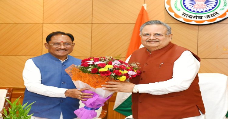 मुख्यमंत्री ने विधानसभा अध्यक्ष डॉ. सिंह को पुष्प गुच्छ भेंट कर अभिनंदन किया