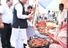 सड़क किनारे पसरे पर अचानक पहुंचे मुख्यमंत्री श्री विष्णु देव साय, मीरा के पसरे से खरीदा ‘आशीर्वाद का दीया’
