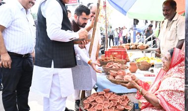 सड़क किनारे पसरे पर अचानक पहुंचे मुख्यमंत्री श्री विष्णु देव साय, मीरा के पसरे से खरीदा ‘आशीर्वाद का दीया’