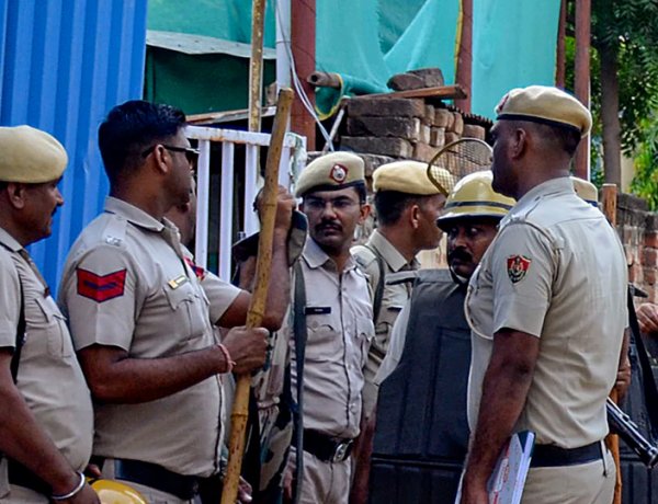 गुरुग्राम में पार्किंग विवाद के दौरान ‘ऑपरेशन सफेद सागर’ के पूर्व सैनिक पर हमला; FIR में आरोप है कि उन्हें लोहे की रॉड से मारा गया।