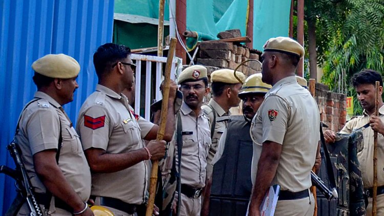 गुरुग्राम में पार्किंग विवाद के दौरान ‘ऑपरेशन सफेद सागर’ के पूर्व सैनिक पर हमला; FIR में आरोप है कि उन्हें लोहे की रॉड से मारा गया।