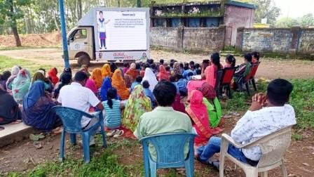 पोषण रथ बच्चों के पौष्टिक आहार और समय पर टिकाकरण करवाने की दे रही जानकारी