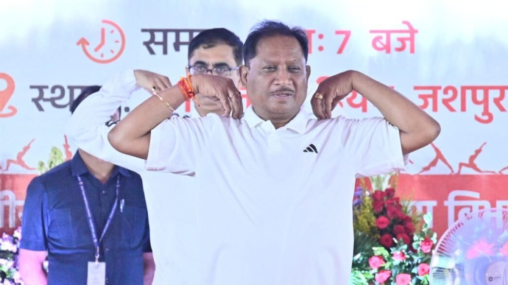 मुख्यमंत्री श्री विष्णु देव ने हजारों लोगों के साथ जिला मुख्यालय जशपुर में किया योगाभ्यास, स्वस्थ रहने योग को अपनी नियमित दिनचर्य में करें शामिल-मुख्यमंत्री