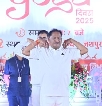 मुख्यमंत्री श्री विष्णु देव ने हजारों लोगों के साथ जिला मुख्यालय जशपुर में किया योगाभ्यास, स्वस्थ रहने योग को अपनी नियमित दिनचर्य में करें शामिल-मुख्यमंत्री