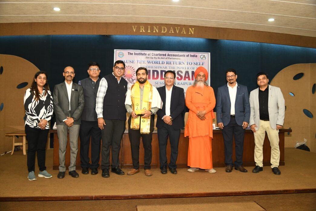 आयकर बार एसोसिएशन, रायपुर द्वारा योग-कार्यक्रमआचार्य अर्पितानन्द ने स्वयं को जानने के महत्त्व पर दिया व्याख्यान एवं नए बने हुए सी.ए. छात्रों का किया गया सम्मान
