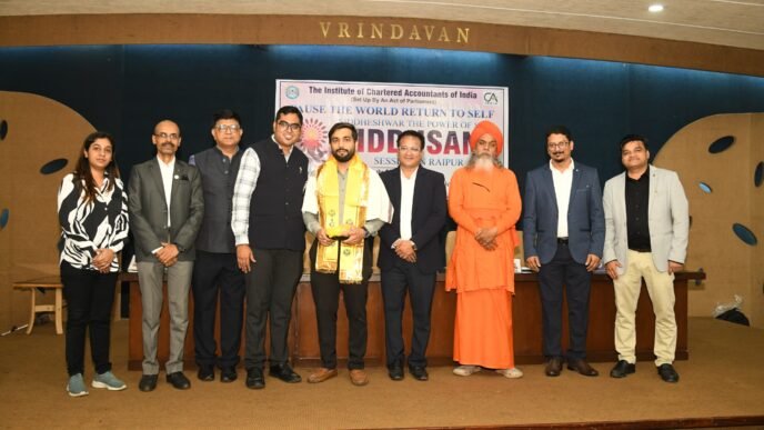 आयकर बार एसोसिएशन, रायपुर द्वारा योग-कार्यक्रमआचार्य अर्पितानन्द ने स्वयं को जानने के महत्त्व पर दिया व्याख्यान एवं नए बने हुए सी.ए. छात्रों का किया गया सम्मान