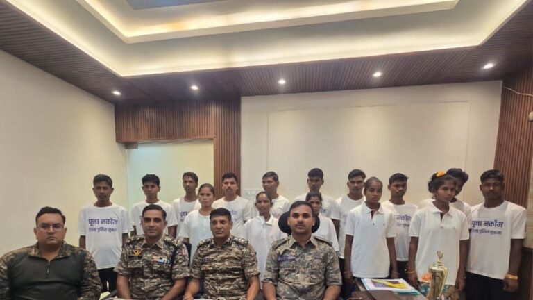 सुकमा में नक्‍सलियों का बड़ा सरेंडर, 48 लाख के 5 महिला इनामी नक्‍सली समेत 15 ने डाले हथियार