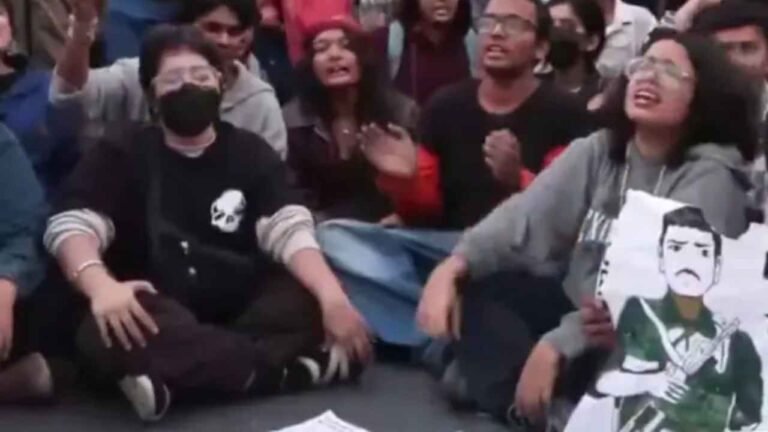 दिल्ली में लगे ‘हिडमा अमर रहे’ के नारे, प्रदूषण के खिलाफ प्रदर्शन कर रहे युवाओं के हाथों में दिखे पोस्टर