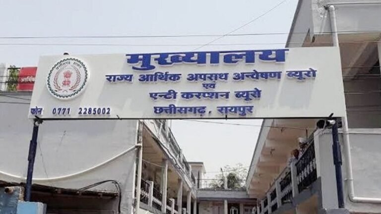 शराब घोटाला मामले में ACB-EOW की बड़ी कार्रवाई, रायपुर के पिथालिया कॉम्प्लेक्स स्थित करण ट्रेवल्स में दी दबिश