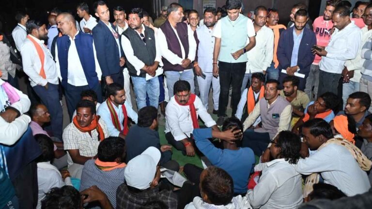 किसानों की शिकायत पर डिप्टी CM एक्शन, कुरूवा गांव के पटवारी को किया सस्पेंड, जमीन पर बैठकर की चर्चा