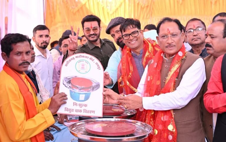 जशपुर जिले में शिल्पकारों के लिए स्थापित होगा ग्लेज़िंग यूनिट, कुम्हार समाज के मंगल भवन के विस्तार के लिए 25 लाख रुपए की घोषणा मुख्यमंत्री श्री विष्णु देव साय
