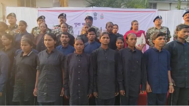 नारायणपुर में 28 नक्‍सलियों ने किया सरेंडर, बस्‍तर IG और पुलिस के सामने डाले हथियार