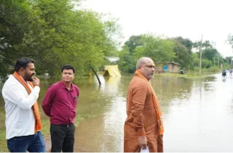 कर्मचारियों को फोन के माध्यम से आवश्यक दिशा