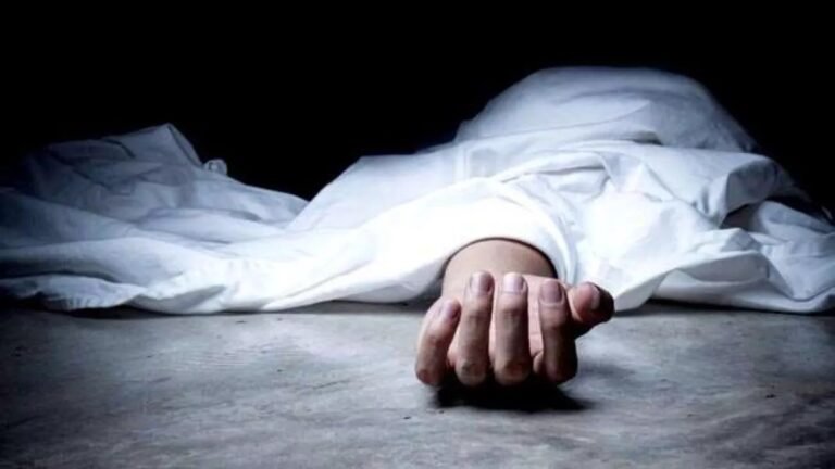 पोल पर चढ़े बिजली कर्मचारी की करंट लगने से मौत