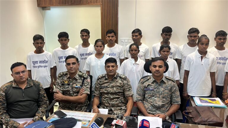 CG Breaking : 48 लाख के इनामी 15 नक्सलियों ने छोड़ा लाल आतंक का साथ, किया सरेंडर 