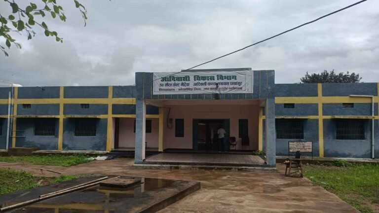 हॉस्टल में न बिस्तर है, न गद्दे… खाना तो पूछो मत, असुविधाओं के बीच पढ़ने को मजबूर 64 बेटियां