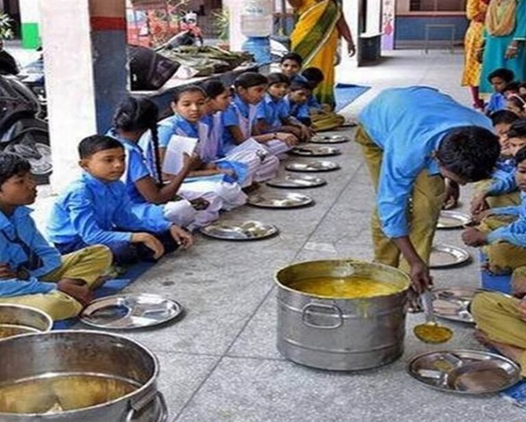 मध्याह्न भोजन पर सख्ती, 300 स्कूलों के स्व-सहायता