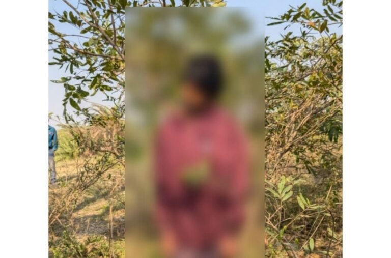 पेड़ पर लटकती मिली किसान की लाश, गांव में मचा