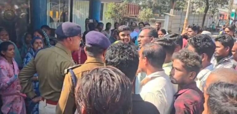 ग्रामीणों ने थाने पहुंचकर किया जमकर