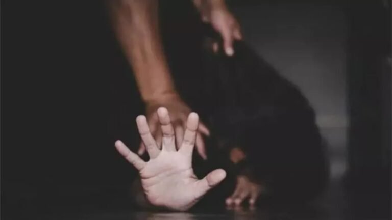 चाची और भतीजी से सामूहिक दुष्कर्म,
