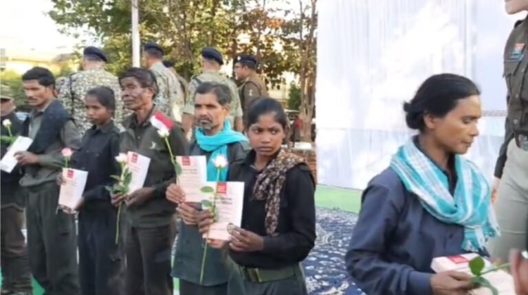 CG Breaking : 1 करोड़ के इनामी रामधेन सहित 12 नक्सलियों ने छोड़ा हथियार, किया सरेंडर 